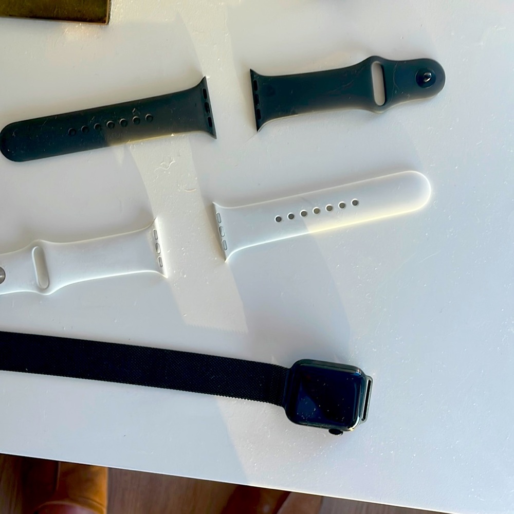 APPLE WATCH // SERIES 6 // 40MM // WR 50M / LTE // TITANIUM & CERAMIC// GPS